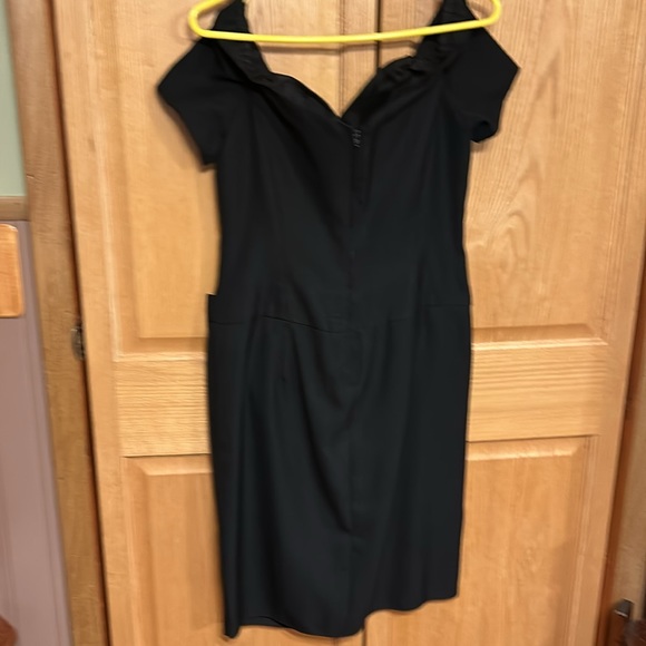 Black Off the Shoulder Evening Dress. Sz. 10/12 - Picture 4 of 11